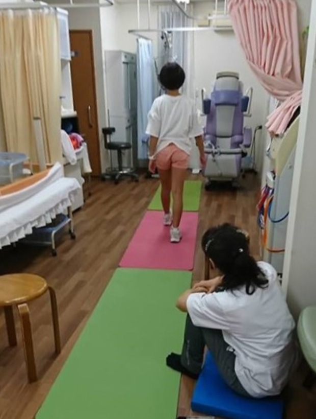 足底板挿入して歩行評価