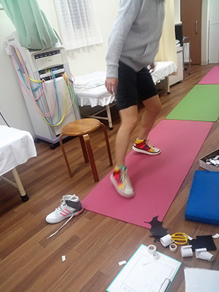 作製した足底板でダンスステップを確認